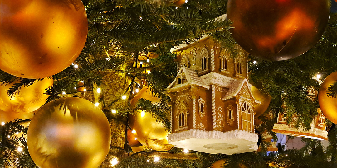 Два сладких и ароматных путешествия по новогодней Москве 2026: Камергерский превратился в пряничную сказку, а Столешников — в нежный зефир