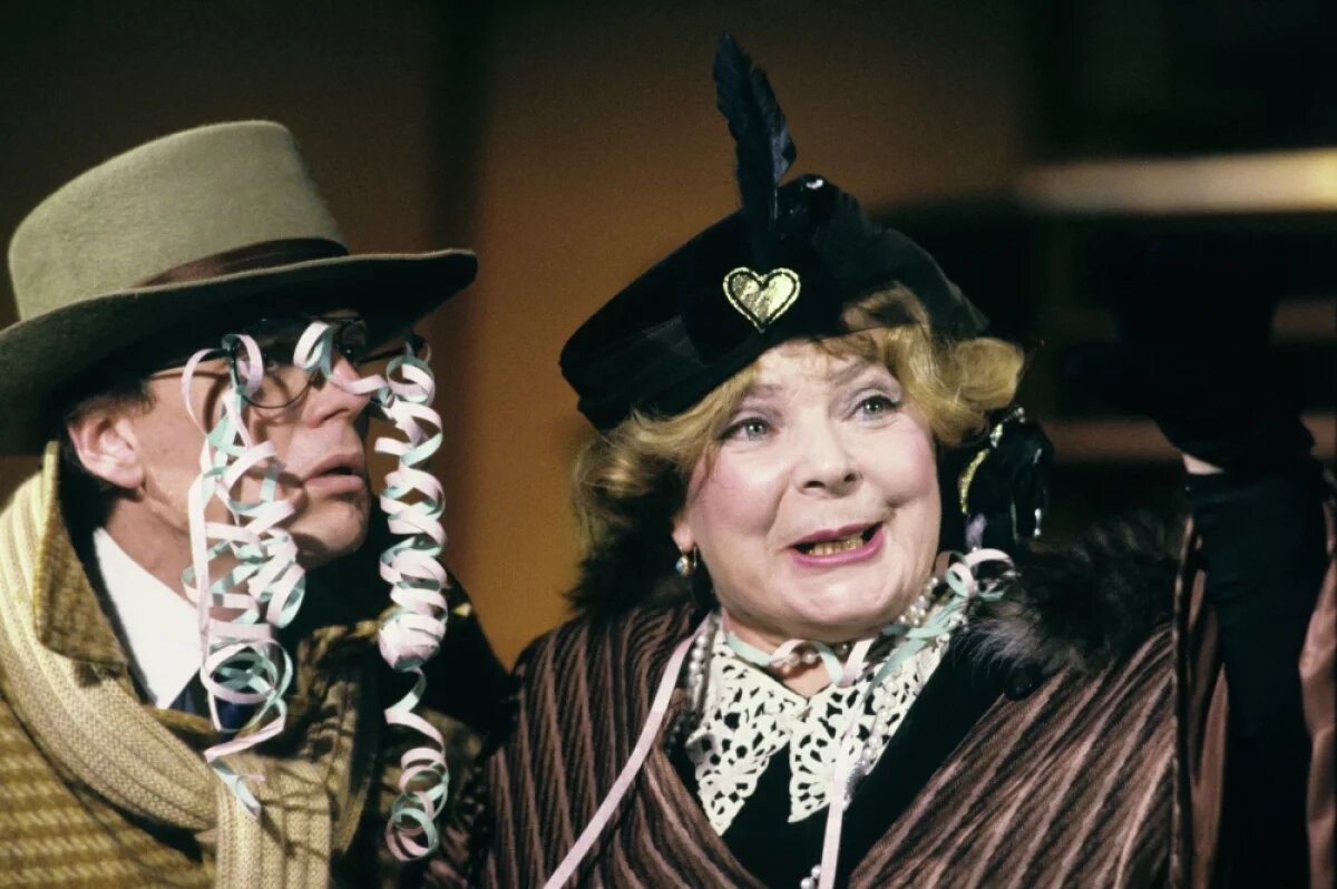    Сцена из спектакля Московского академического театра Сатиры «Босиком по парку» по пьесе Н.Саймона. 1990 г.