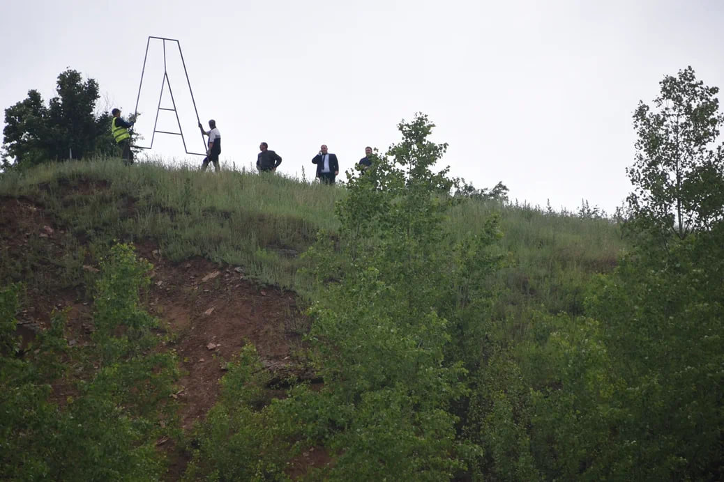 Левее давай! Еще, еще... Хватит!