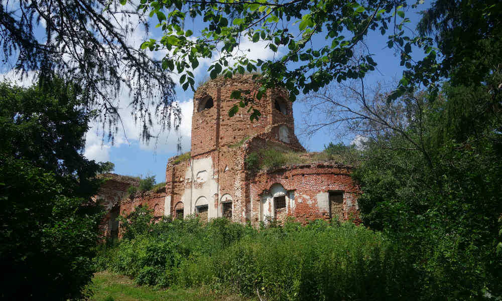 Усадьба Чичериных в Карауле. Полуразрушенный храм. Фото: © Игорь Мартынов / «Отечество и вера».