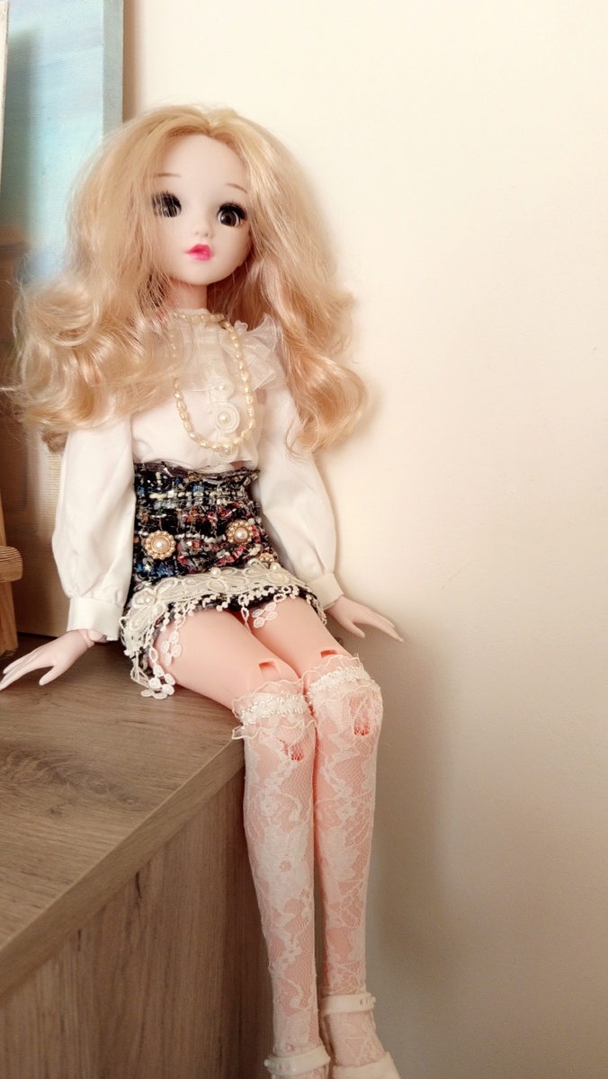 Куколка моя, сидит, смотрит на ёлочку, кажется, что она несколько удивлена))