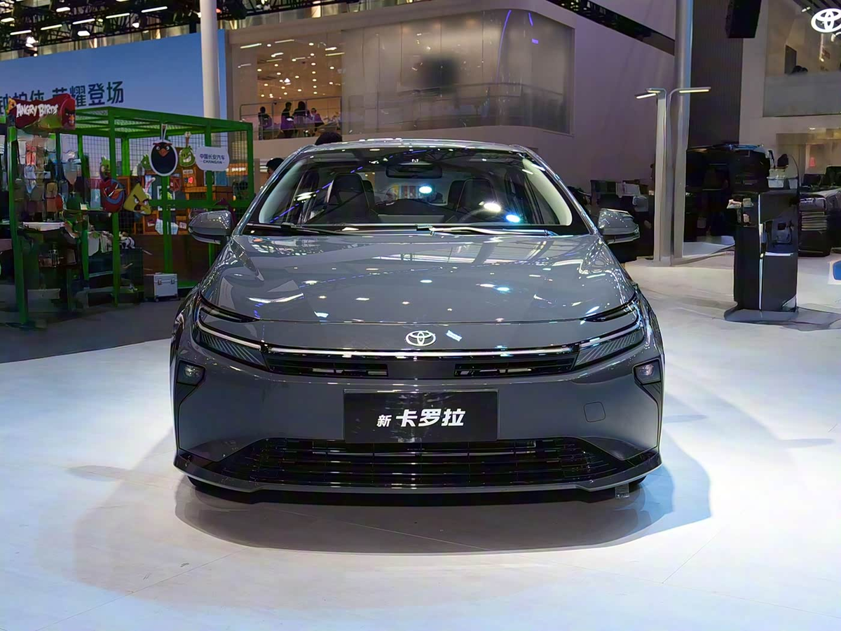 Передняя часть нового седана