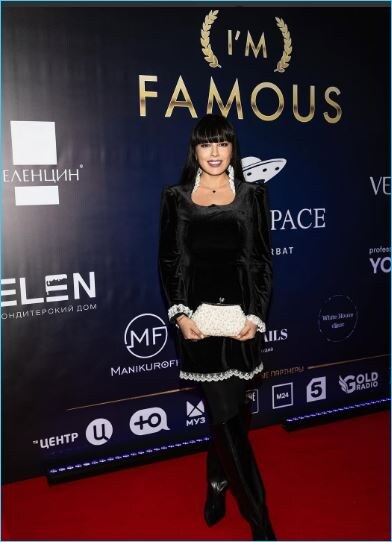 Подобно Ольге Бузовой или Марии Кохно, Нелли Ермолаева тоже очень гордится различными наградами и премиями.



В этот раз предметом её гордости стало признание её блога как 
социально-значимого контента, с чем поспешила поздравить ведущую Дома 2 
Кристина Бухынбалтэ.



Впрочем, Ермолаева и сама пытается разобраться, что же столь значимого 
для общества несет её блог. В котором почему-то исчезло опять упоминание
 мужа Алексея Смагаржевского.



Наиболее прозорливые подписчики даже заметили, что пропажа мужа Ермолаевой совпадает с побегом мужа её подруги Александры Артемовой. Неужели Леша тоже к детям от других браков подался?



Поскольку Нелли Ермолаева так гордится своей работой ведущей Дома 2, о 
чем часто в блоге упоминает, то, видимо, социальную значимость её 
публикациям скандальное телешоу и придает?