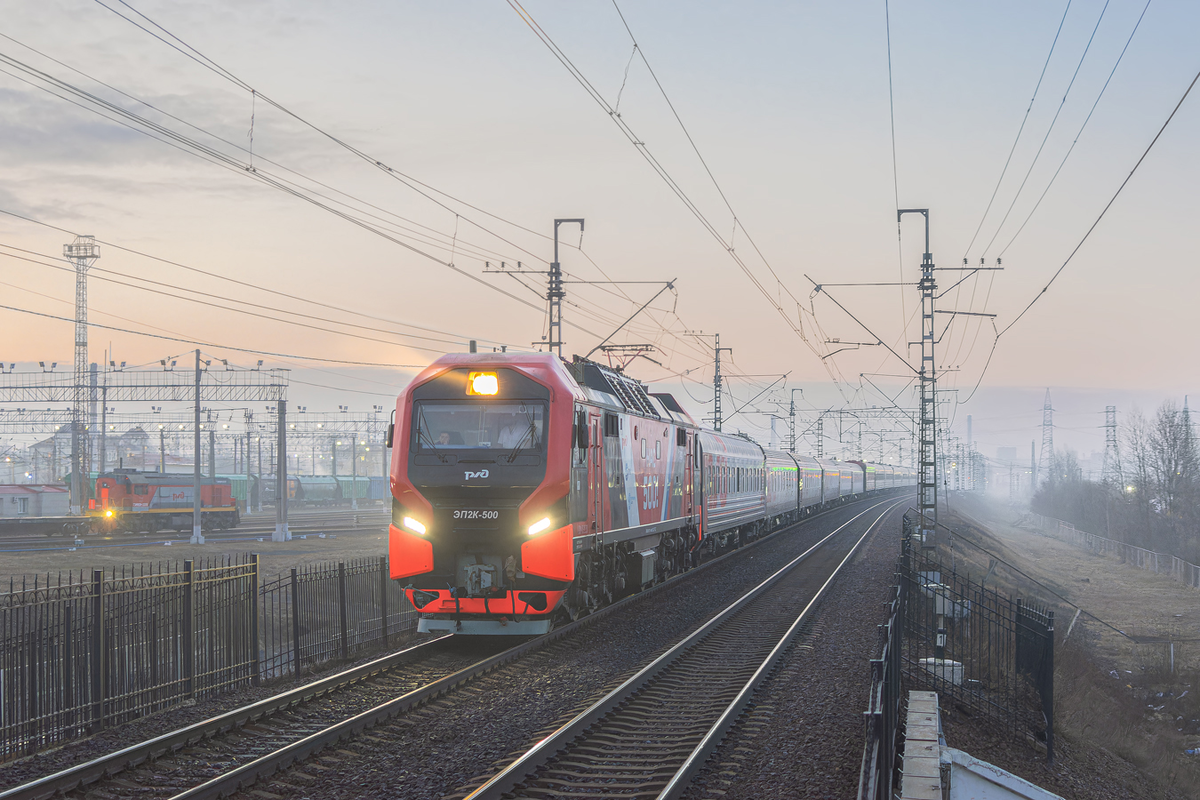 Пассажирский поезд под электровозом ЭП2К-500 на главном ходу Октябрьской магистрали. 
Источник: railgallery.ru/ЭТ2М-068