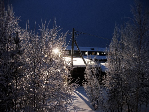 Фотографии Татьяны Немшановой. Ночью в таёжном селе Западной Сибири ХМАО Югра. Снега осени Сибири. 