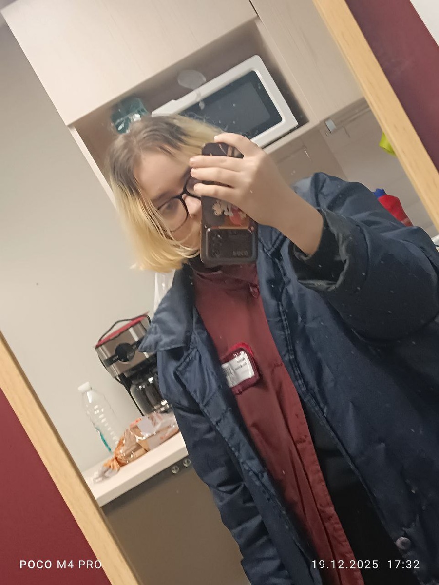 Диана на работе :) и да, она постриглась под каре