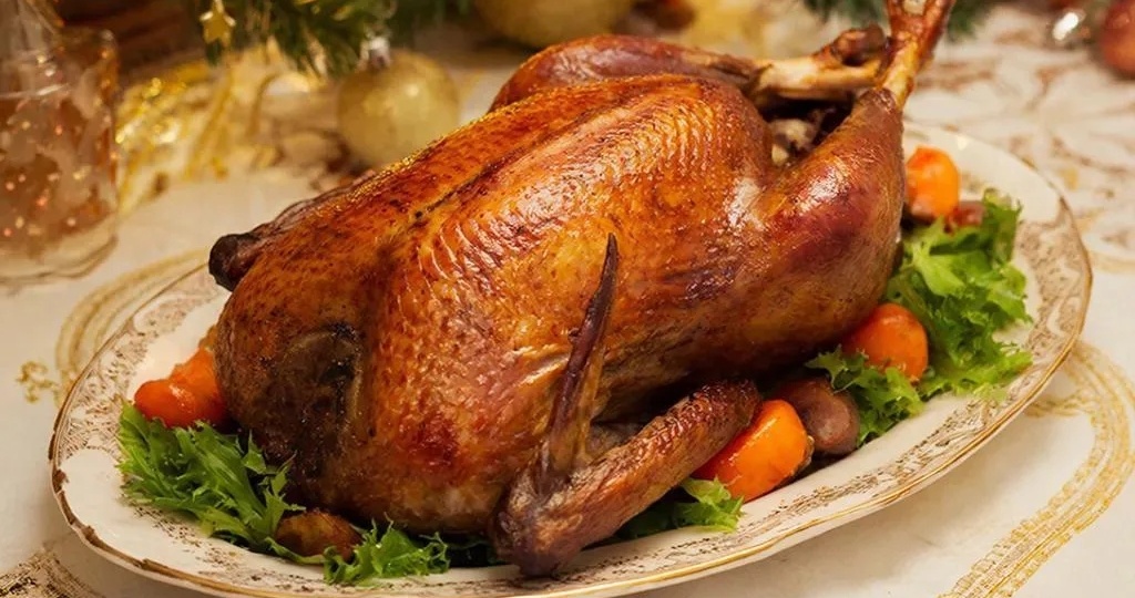Праздничная утка с хрустящей корочкой и яблоками: рецепт на все времена