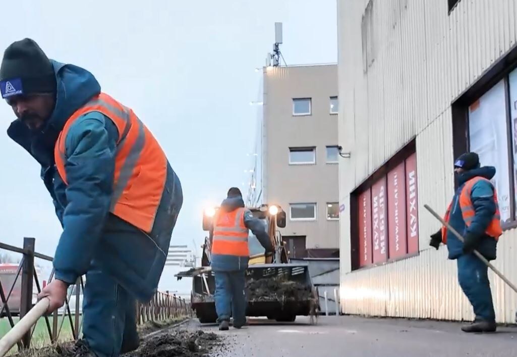 Индийские дворники на улицах Питера (кадр видео издания «Фонтанка.ру»)