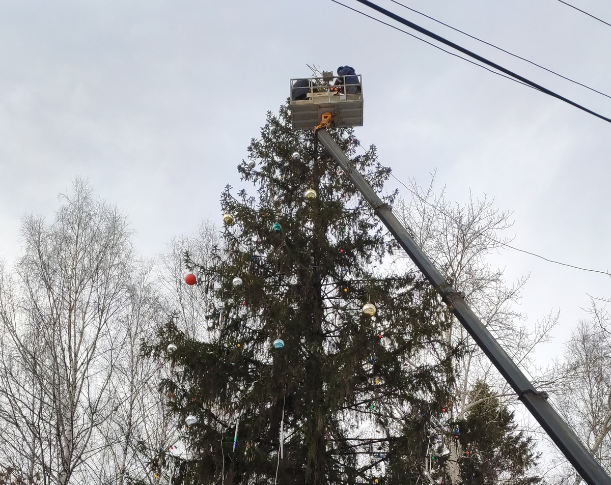 При украшении ёлки коксохитммонтажники боялись поцарапать небо
