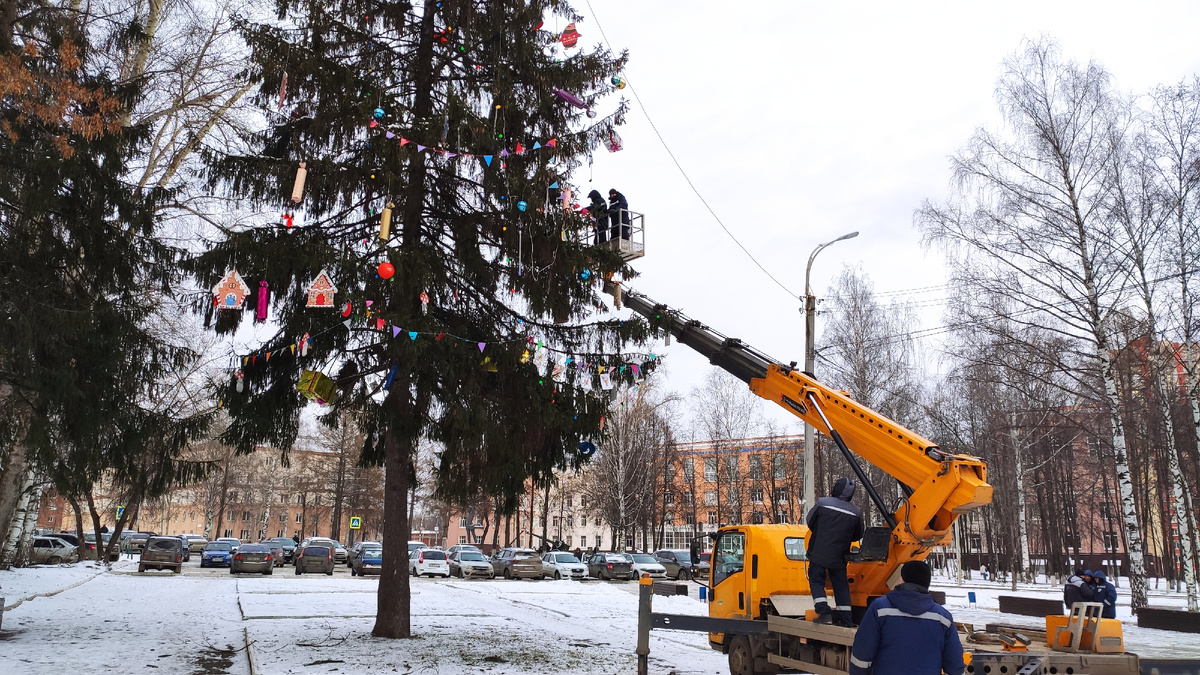 Ель растёт, и скаждым годом игрушек надо всё больше