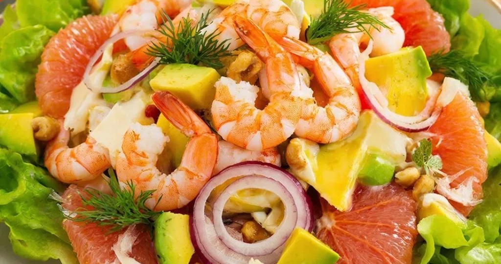 Праздничный салат с тигровыми креветками, авокадо и грейпфрутом