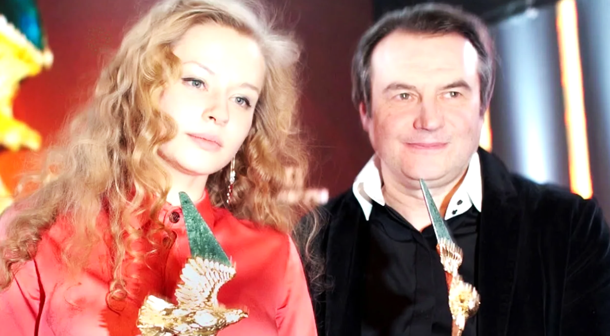 на фото Юлия Пересильд и Алексей Учитель