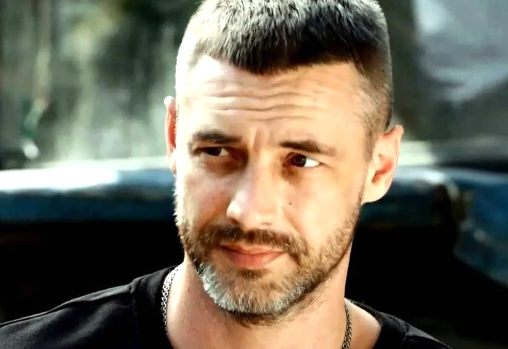 на фото Антон Батырев 