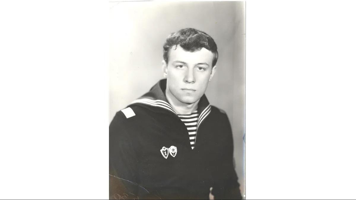 Через год его призвали на службу в Военно-морской флот СССР, служил на Балтике.