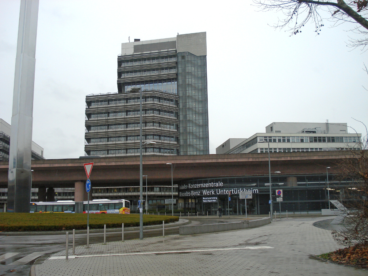 Это административные здания завода.