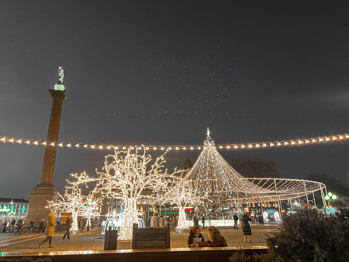 Балтийский интроверт гуляет по центру не «посмотреть город», а «почувствовать атмосферу гирлянды».