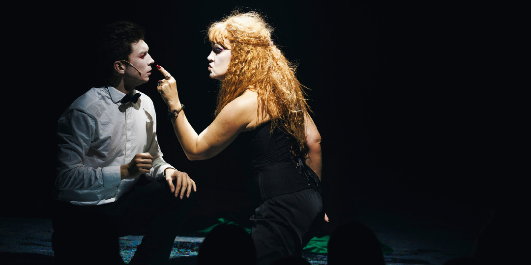 Аннушка уже на рельсах (и даже с рельсой в руках, в которую время от времени стучит)