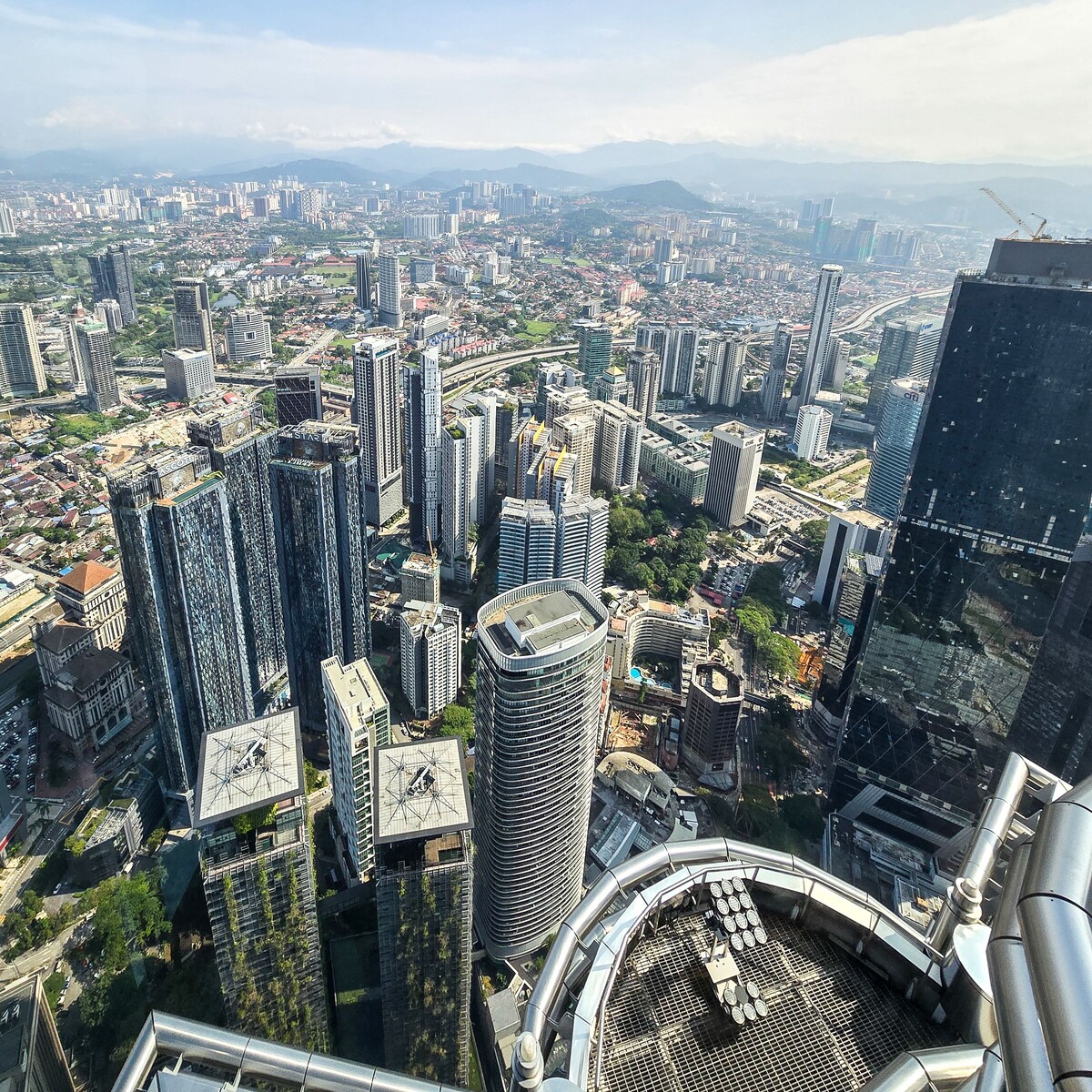 Вид со смотровой площадки на Башнях Петронас (Petronas Towers)