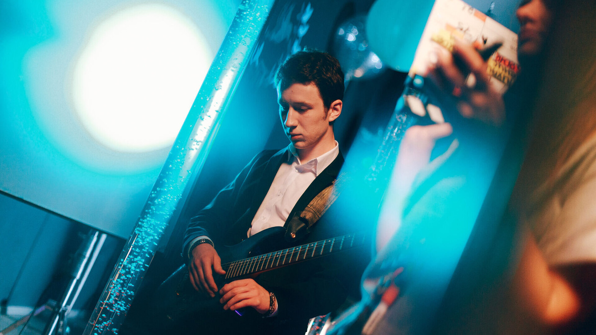 Источник изображения: https://static.kinoafisha.info/k/movie_shots/1920x1080/upload/movie_shots/9/8/2/8330289/5ce7b8605bff5e66d393adb779247405.jpeg