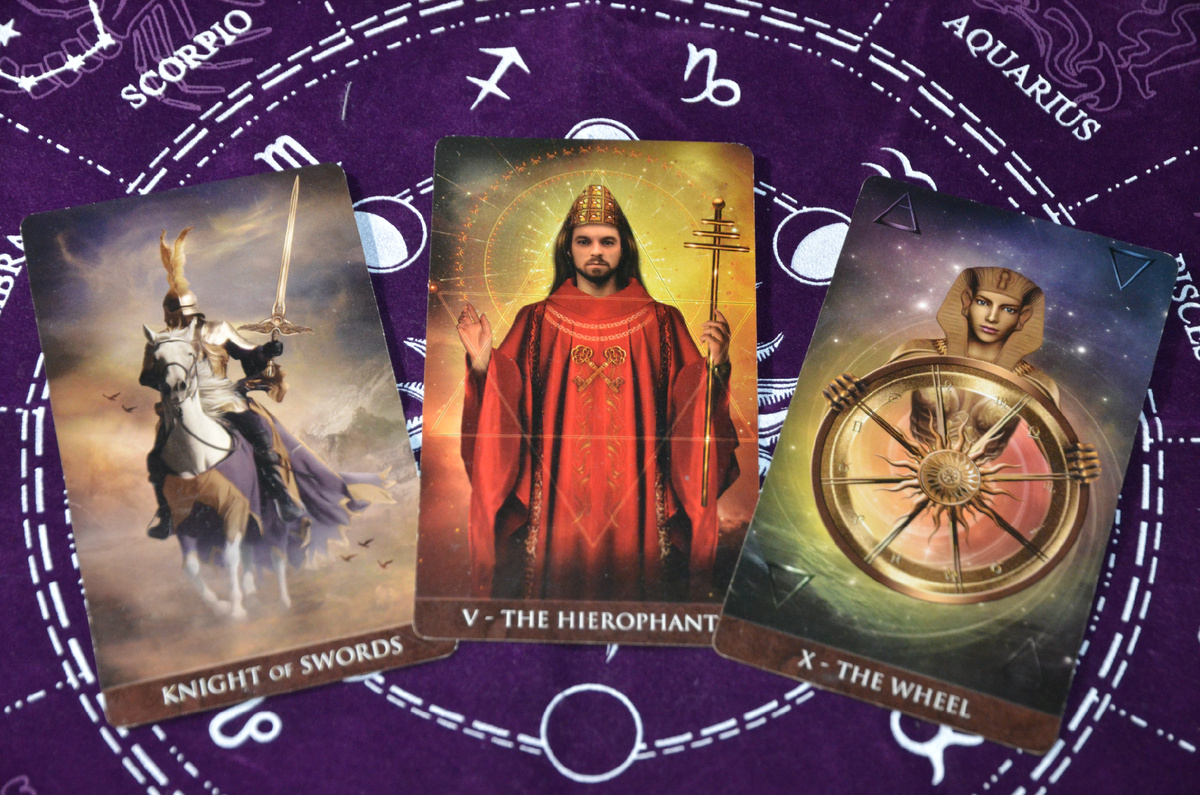 Магия и Таро простыми словами. Таро расклад: "Почему интерес со стороны мужчины есть, а действий нет?"