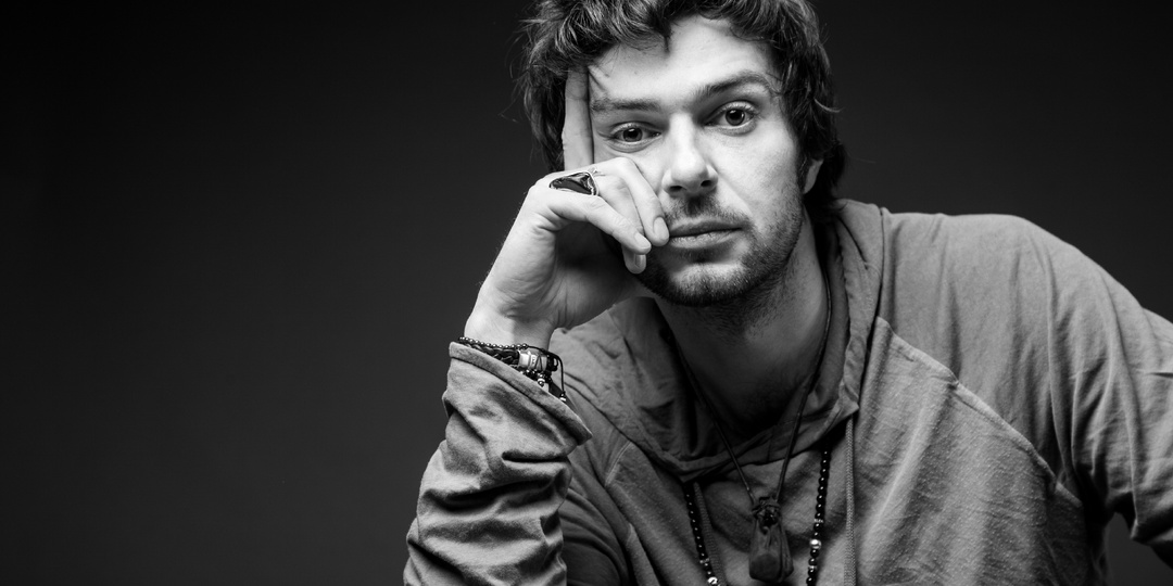 "Взгляните на меня с любовью," - Павел Баршак на сцене и в кино. К 45-летию актера