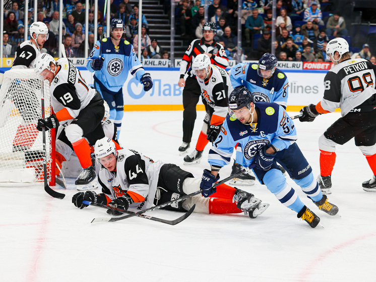     Недоспаслись: хабаровский «Амур» отыграл две шайбы, но все равно уступил «Сибири». Фото: ХК "Сибирь"