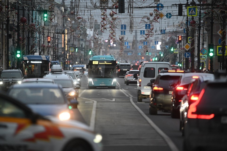    В городе затор из-за важных мероприятий. Алексей БУЛАТОВ