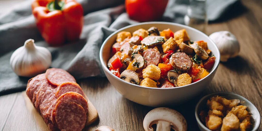 Жарю шампиньоны без масла, режу колбасу брусочками — и за считанные минуты собираю салат «шедевр»!