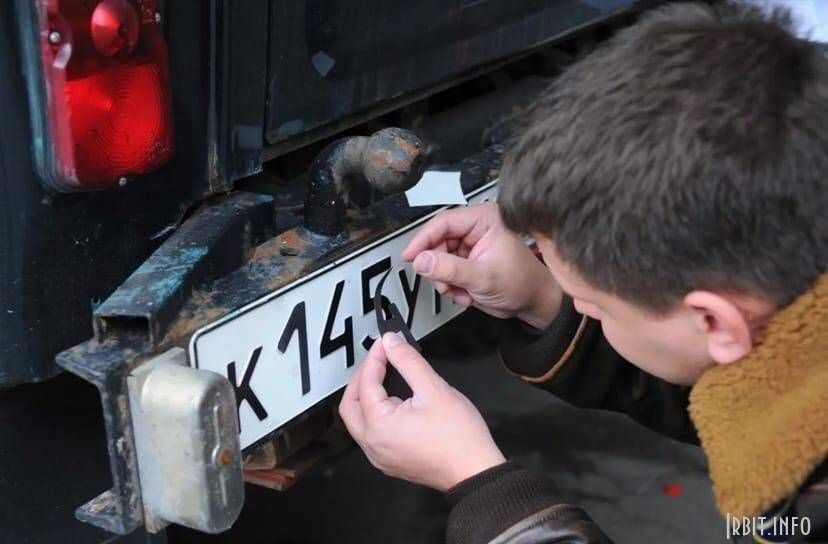 Ловким движением руки пятерка превращается... Превращается пятерка... в семь лет бесправия