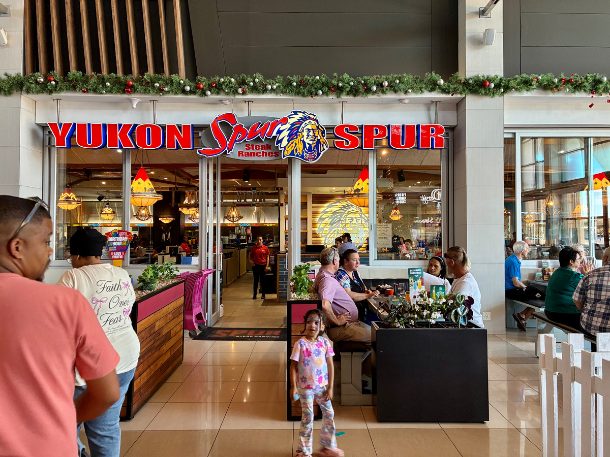 Ресторан «Юкон Спур» в ТЦ Вескас Молл во Фриденбурге, ЮАР. Фото из личного архива