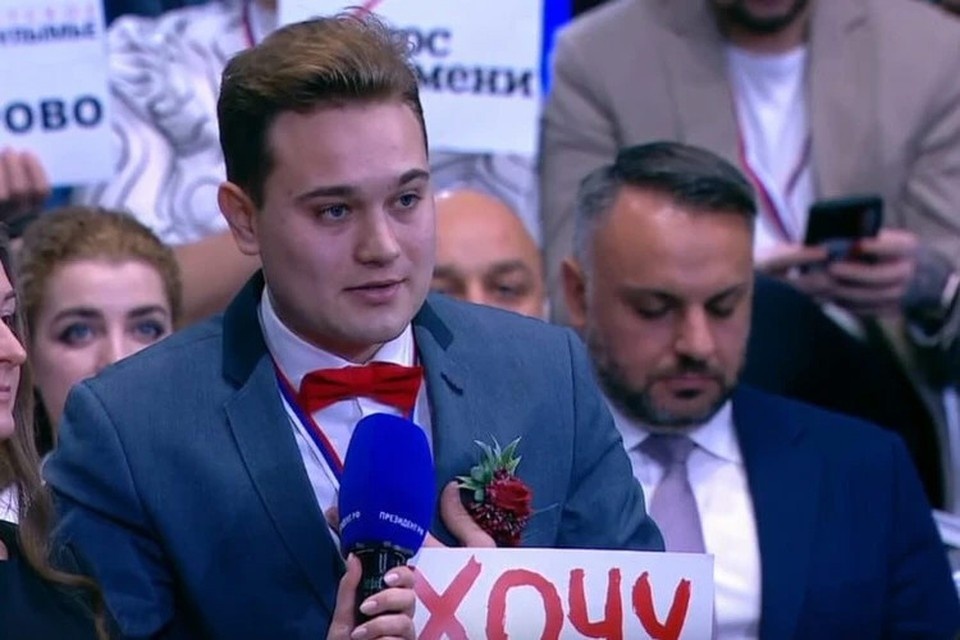    Режиссер из Индии Чоудхури хочет снять фильм про историю любви с Прямой линии. Фото: кадр с трансляции программы «Итоги года с Владимиром Путиным»