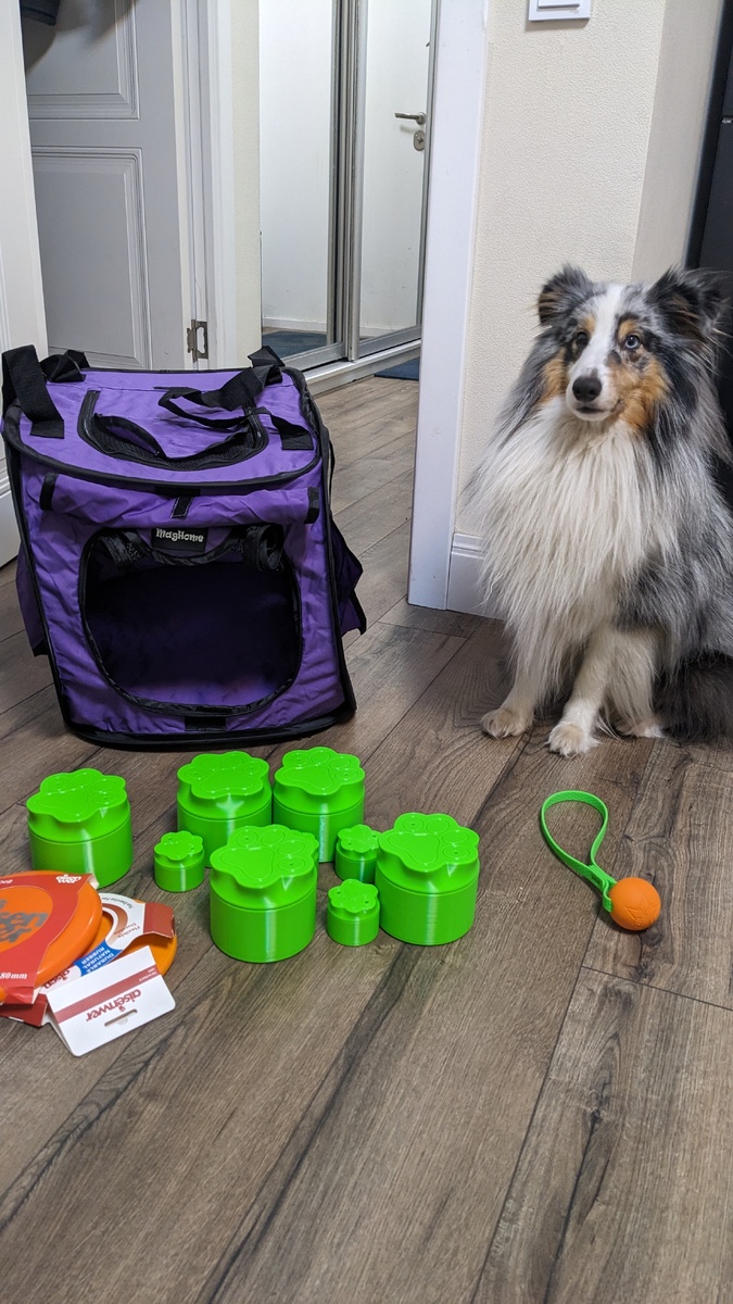 Хвастается подарками 😍