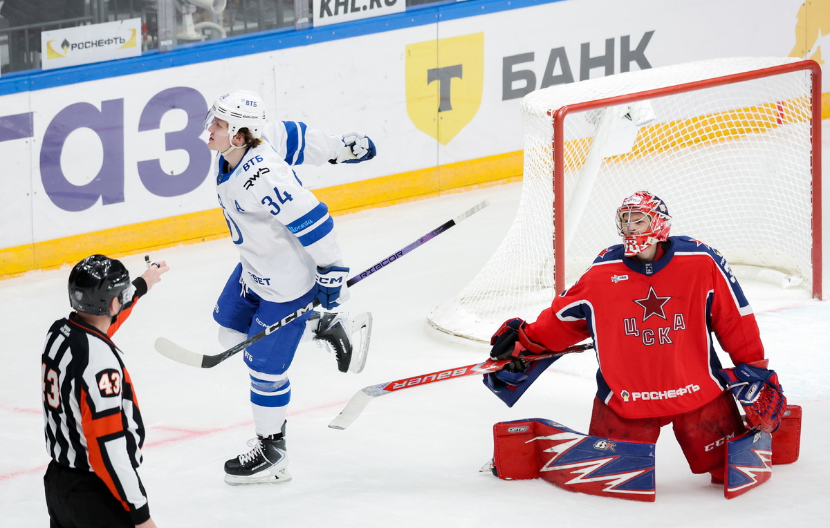    Артем Ильенко ("Динамо М") и вратарь Дмитрий Гамзин (ЦСКА)   Валерий Шарифулин/ТАСС