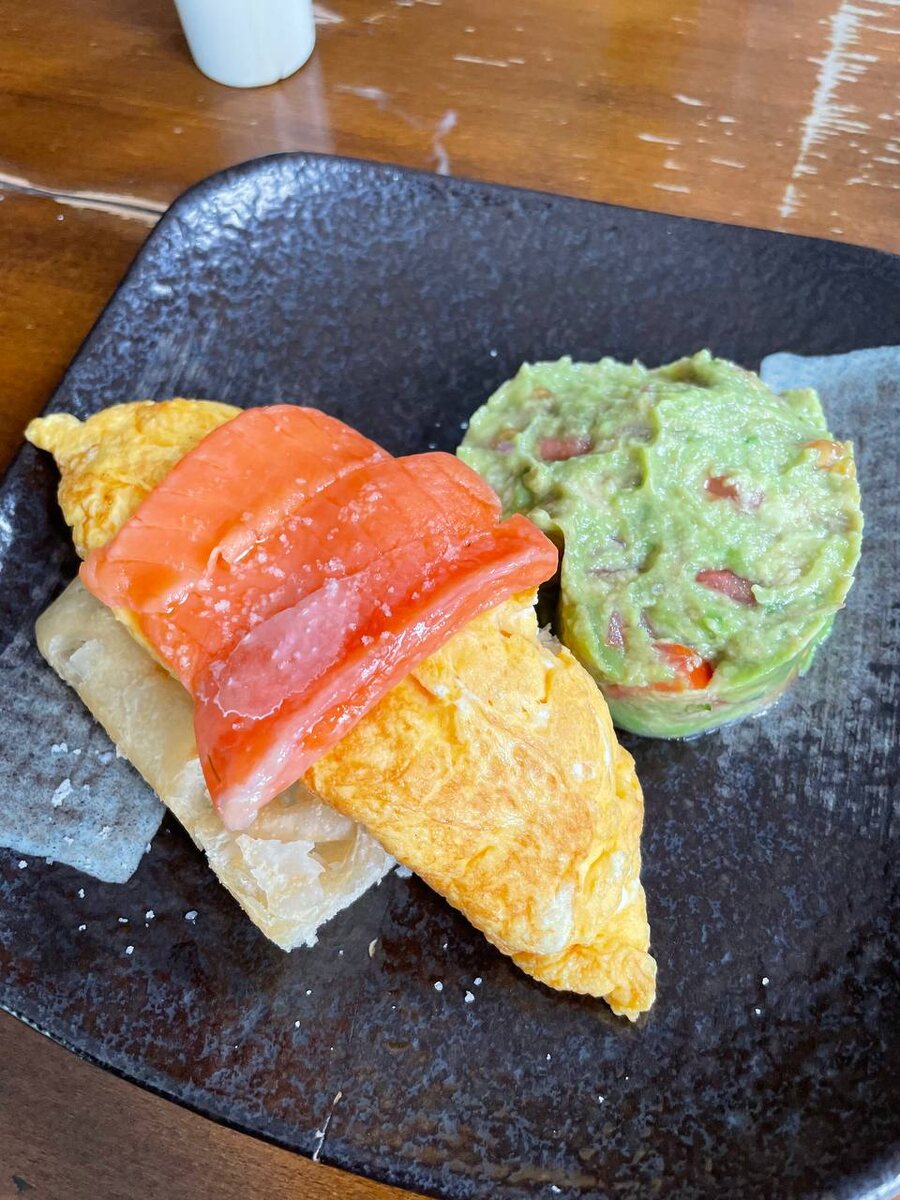 Недорогой омлет с лососем за 85 тысяч донгов