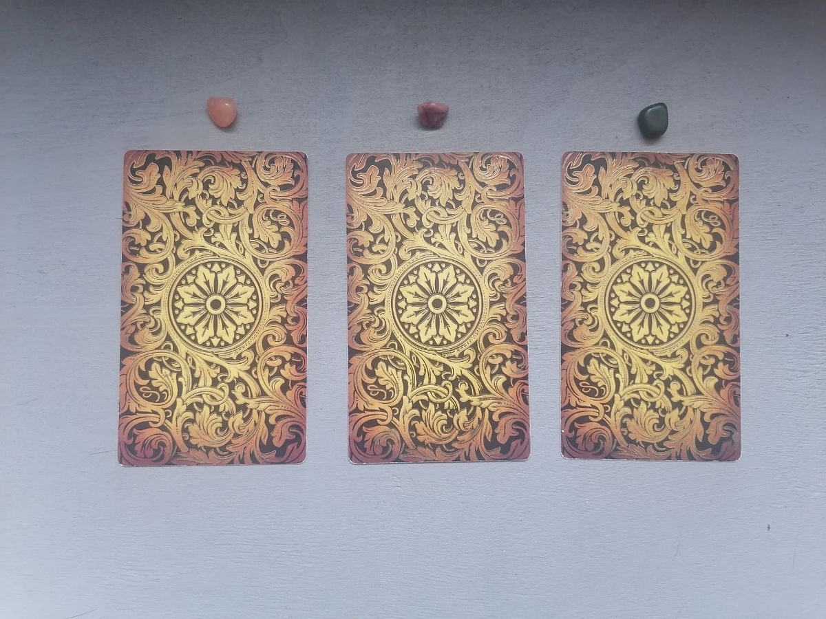 
Интуитивно выберите одну из карт. Ответ по вариантам читайте ниже.