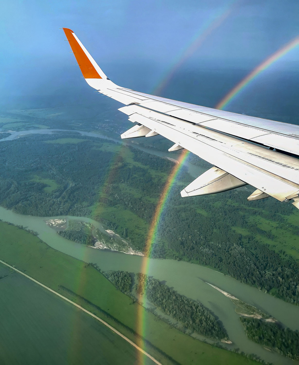 Земля в иллюминаторе. И Катунь внизу.