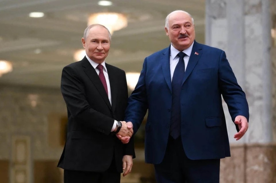    Лукашенко подарил Путину картину, фото: Григорий Сысоев/POOL/ТАСС