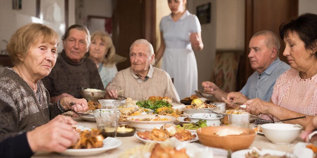 — Почему я должна кормить твою семью? — тихо спросила невестка, убирая кастрюлю в холодильник. Родственники мужа приходили поесть постоянно