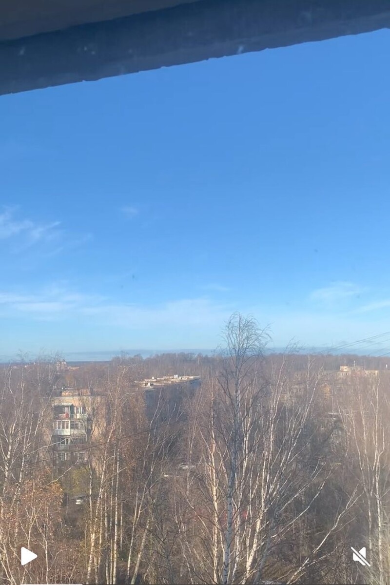 Вид из кухни - на залив и Замок (здесь не видно). И окно грязное)