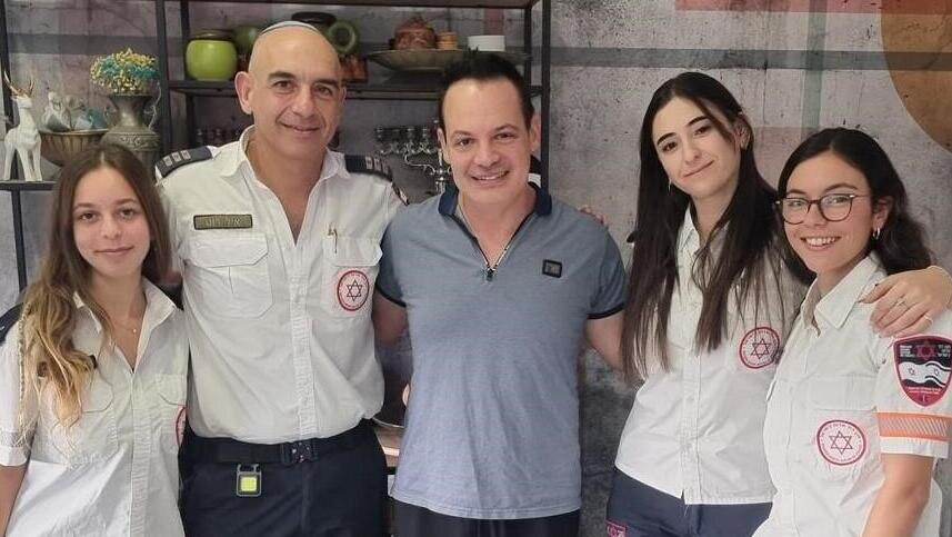 Илан и бригада МАДА, спасшая ему жизнь (Фото: пресс-служба МАДА)