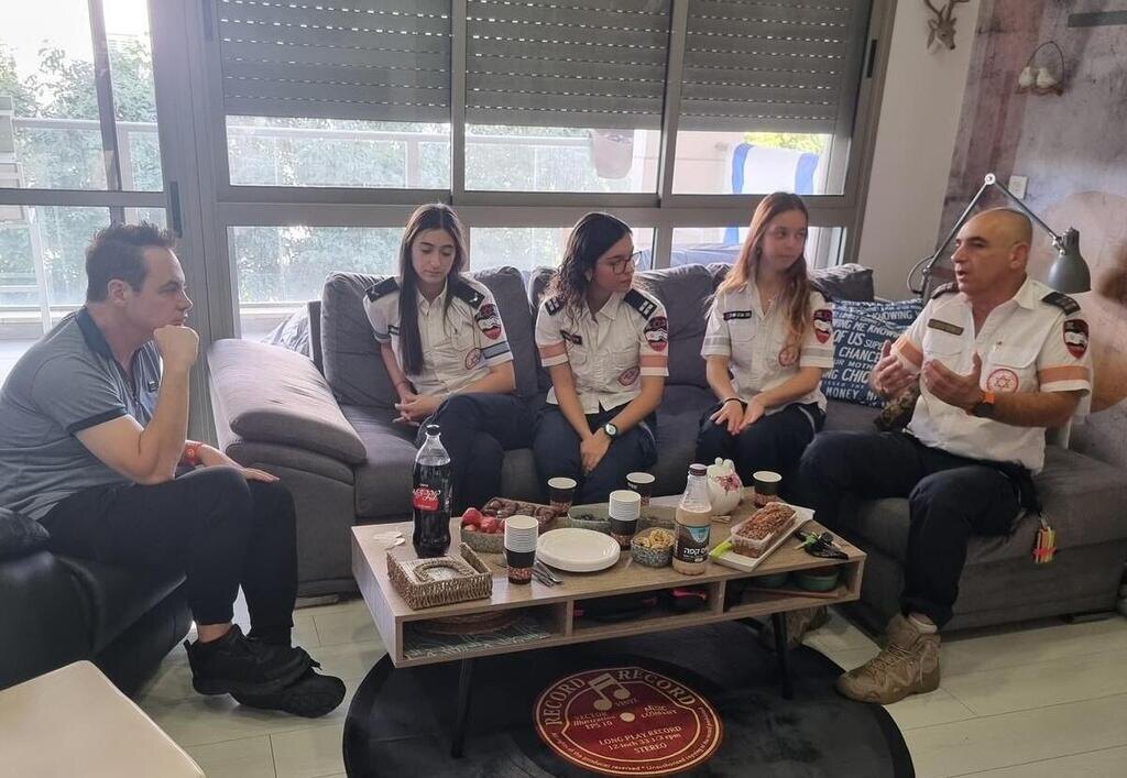 Бригада МАДА на встрече с Иланом в его гостиной после лечения (Фото: пресс-служба МАДА)