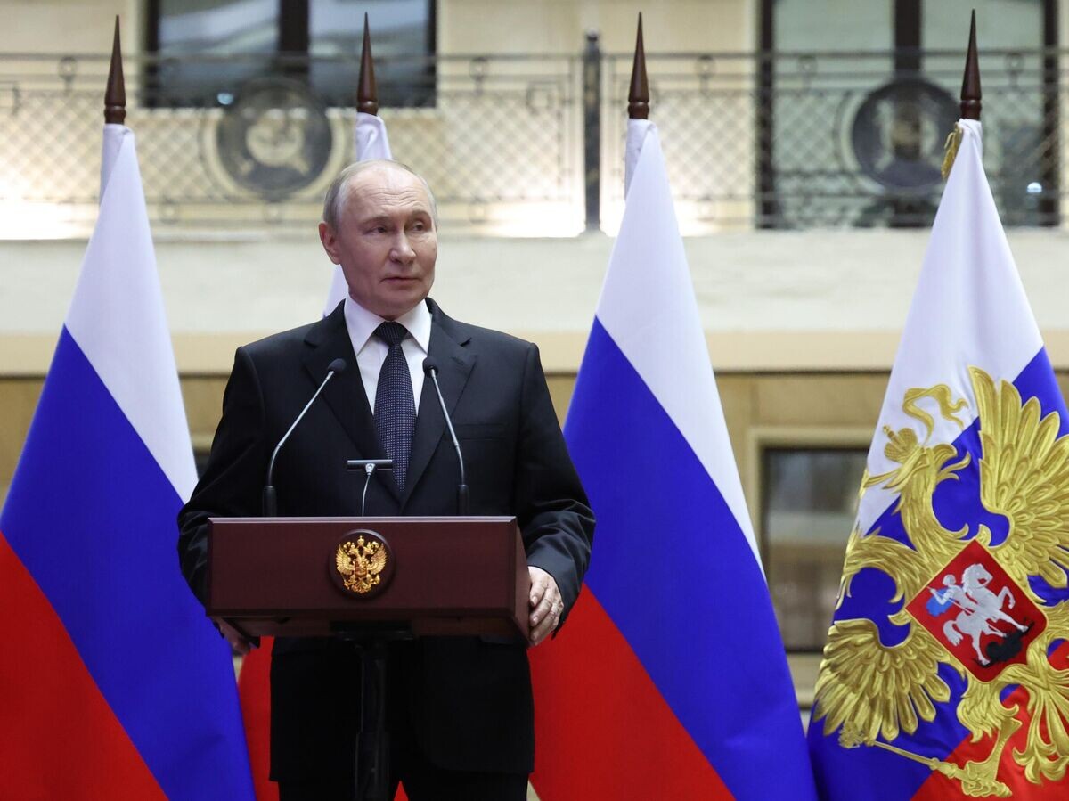    Президент РФ Владимир Путин на церемонии вручения медали "Золотая Звезда" Героя России участникам спецоперации, освободившим город Северск | © РИА Новости / POOL