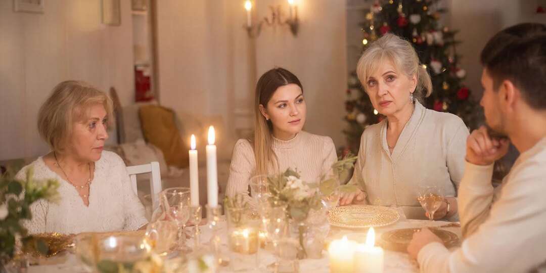 Лишняя тарелка на праздничном столе: свекровь потребовала убрать приборы для моей мамы...