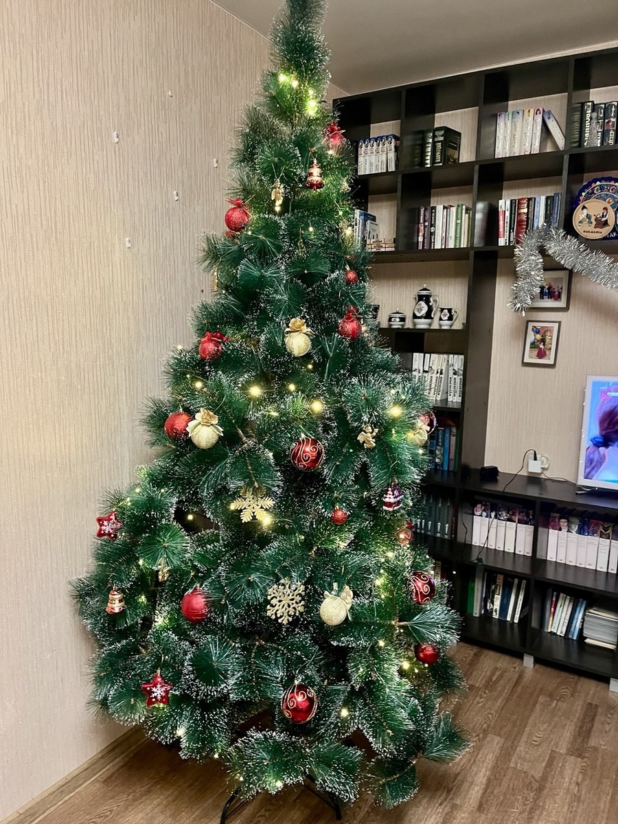 Надо ещё ветки немного расправить и распушить.