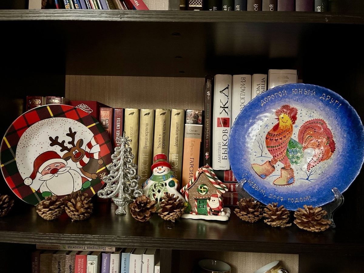 Это одну полку библиотеки так украсила. 