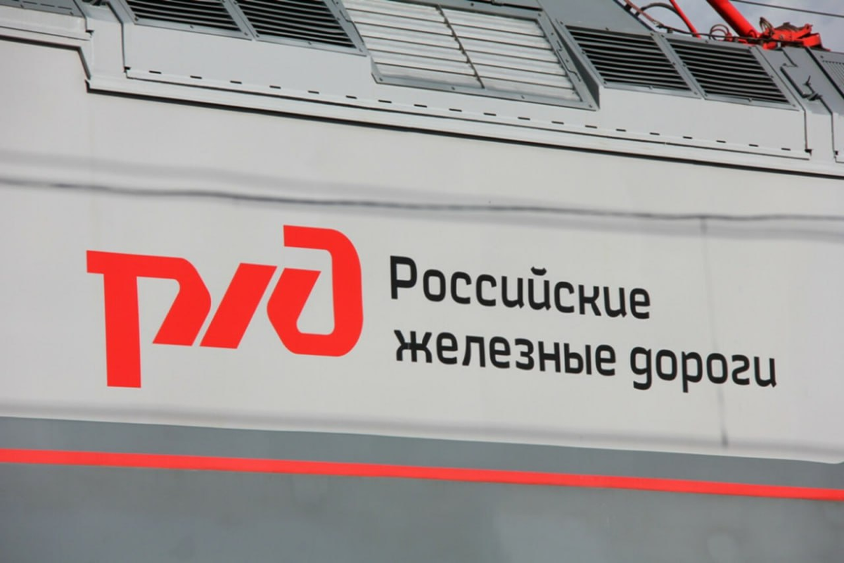 Логотип РЖД на кузове электровоза. Источник: sparklogic