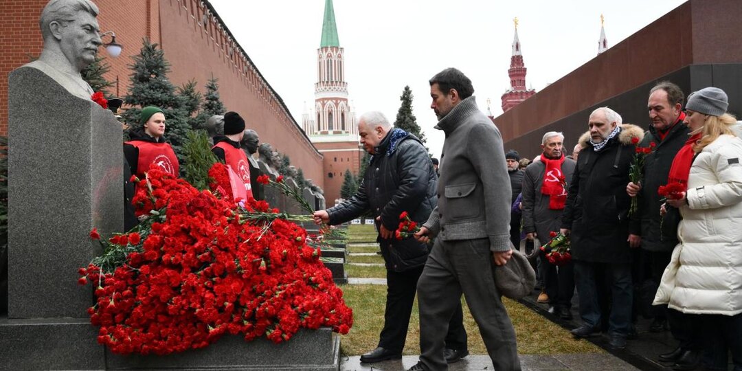 К могиле Сталина у Кремлевской стены в день 146-й годовщины со дня его рождения возложили цветы