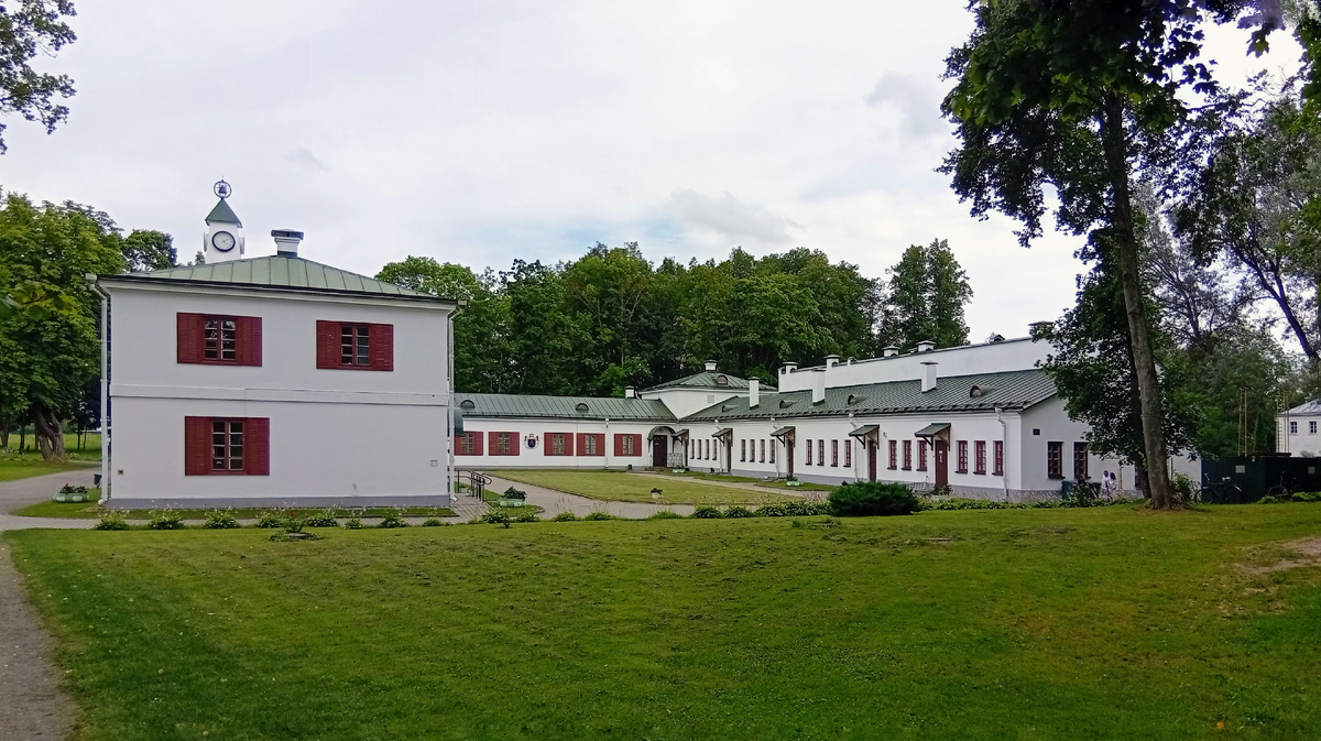 Усадьба Залесье, внутренний двор между главным корпусом и оранжереей. Фото из личного архива автора.