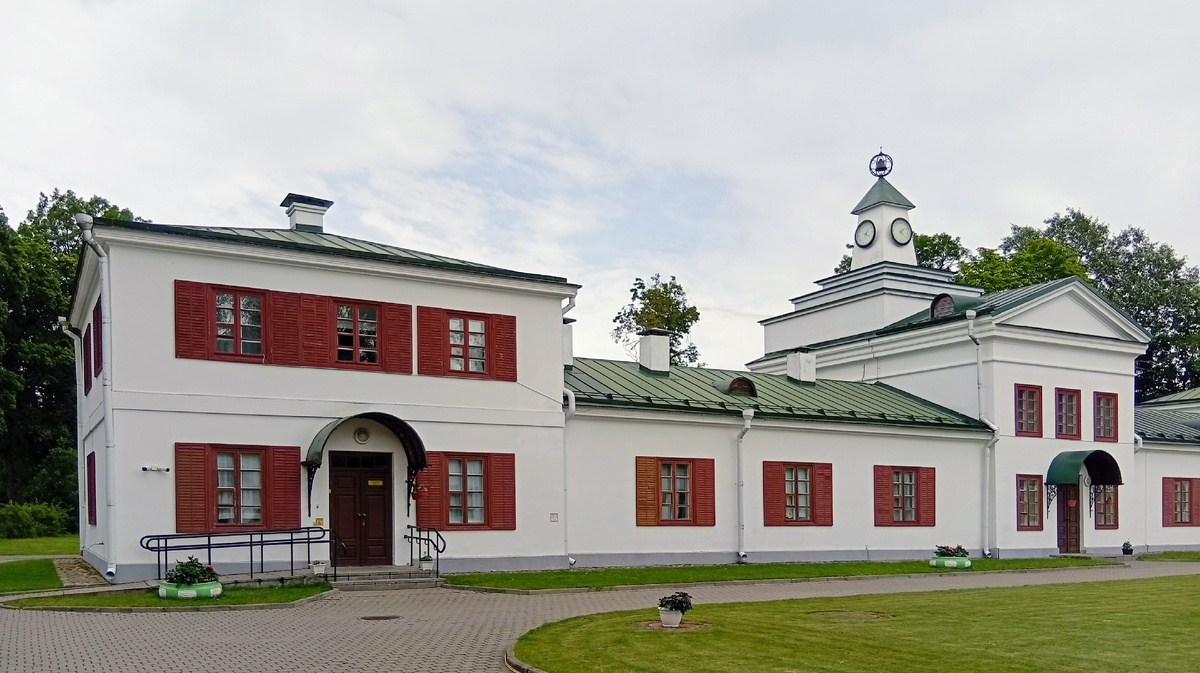 Усадьба Залесье, главный корпус, вид со двора. Фото из личного архива автора.