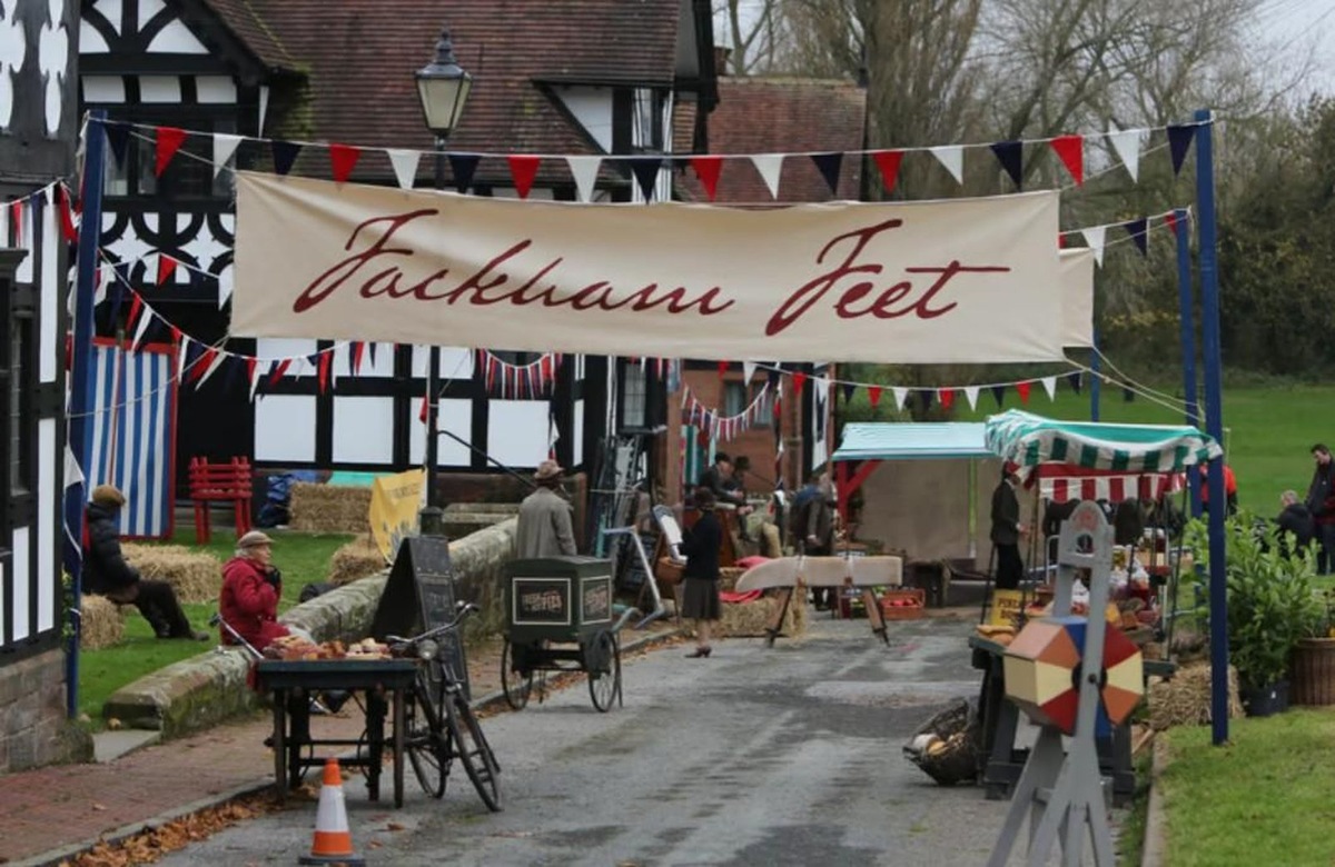 Фильм Фэкхем-Холл 2025 - Сюжет и рецензия, Новинки кино, лучшие комедии 2025 года